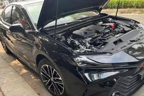 Vừa chạy 200km, Toyota Camry đời mới được rao bán với mức giá khó tin