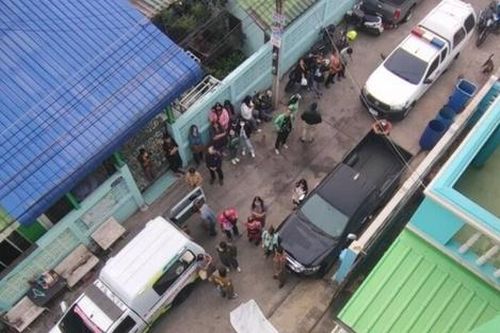 Nghe tiếng động lớn khi đang bấm điện thoại, người phụ nữ gục ngã sau khi kiểm tra