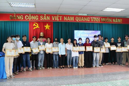 Thị trấn An Châu tuyên dương học sinh thi đỗ đại học năm 2023 - 2024