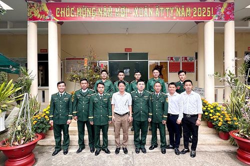 Lãnh đạo huyện Tri Tôn thăm, tặng quà gia đình chính sách nhân dịp Xuân Ất Tỵ
