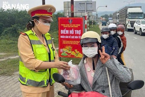 Cảnh sát giao thông Đà Nẵng hỗ trợ người dân về quê đón Tết