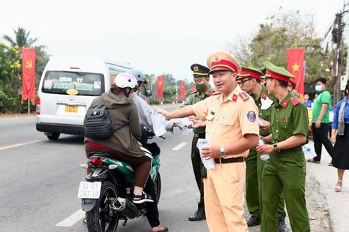 Tuổi trẻ Lai Vung, Lấp Vò phát nước, khăn lạnh và bánh ngọt miễn phí hỗ trợ người dân về quê ăn Tết