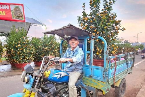 Pleiku: Hối hả những chuyến xe chở hoa Xuân