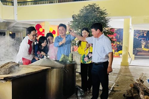 Tết sớm của những người thợ điện