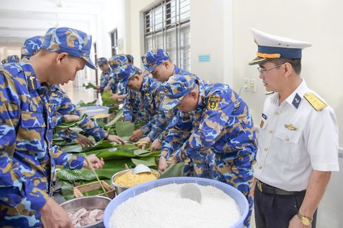 Sôi nổi hội thi gói bánh chưng xanh tại Lữ đoàn 955