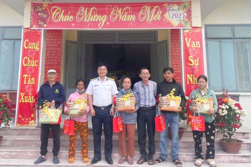 Lữ đoàn 685 tặng quà các gia đình chính sách tại xã Cam Phước Đông