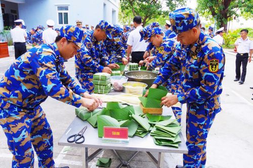 Đón xuân ở ' Lữ đoàn thép'162