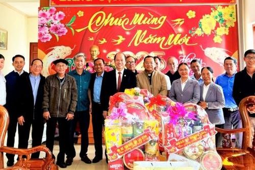 Các cơ sở tôn giáo đến thăm, chúc Tết Huyện ủy Bảo Lâm