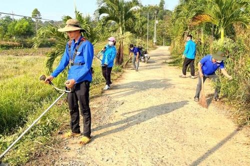 Tuổi trẻ Đạ Huoai ra quân dọn dẹp vệ sinh môi trường đón Tết