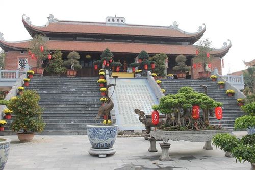 Các chùa ở Thủ đô trang trí cờ, hoa đón Xuân Ất Tỵ