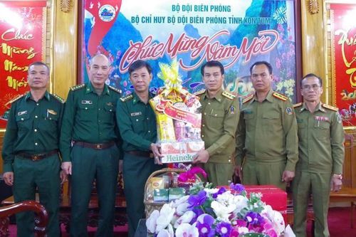 Đoàn Công an tỉnh Attapư (Lào) thăm và chúc Tết Bộ Chỉ huy Bộ đội Biên phòng tỉnh Kon Tum