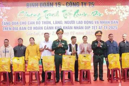 Binh đoàn 15 mang Tết đến cho bà con vùng biên giới