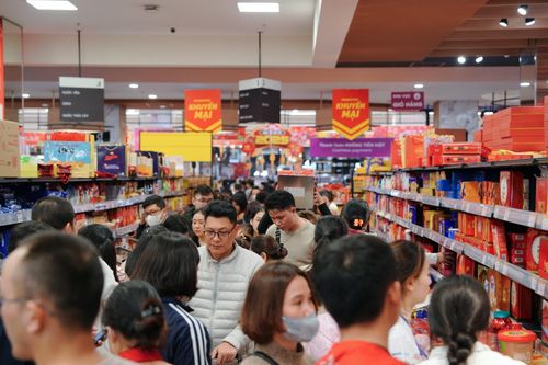 Người dân chen chân mua sắm tại siêu thị trong những ngày cận Tết