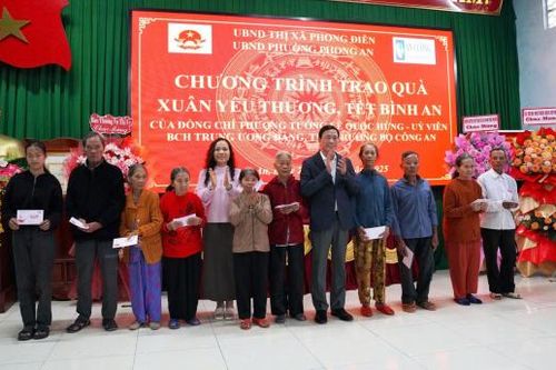 Thứ trưởng Lê Quốc Hùng thăm, động viên Công an phường và trao quà Tết cho người nghèo