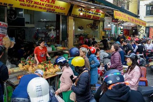'Chợ nhà giàu' Hà Nội nhộn nhịp, không mặc cả ngày Tết