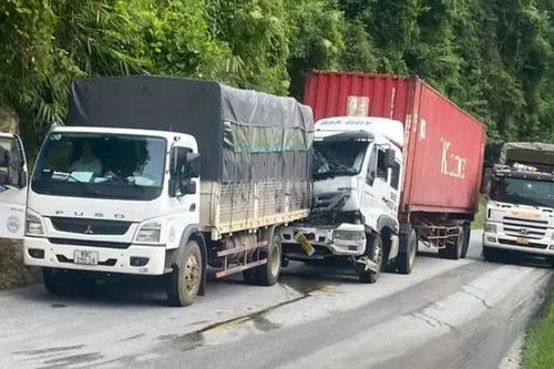 Khuyến cáo lái xe an toàn trên đường trơn trượt, sương mù