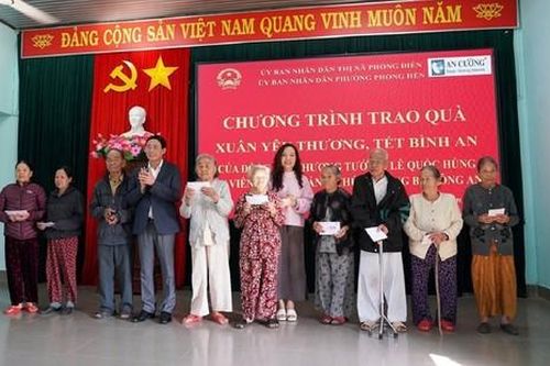 Thứ trưởng Lê Quốc Hùng thăm và trao quà Tết tại TP.Huế