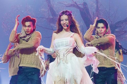 Đông Nhi tái xuất bùng nổ tại chung kết 'Chị đẹp đạp gió', fan gọi tên cho mùa 3