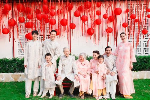 Sao Việt rộn ràng đón Tết: Người gói bánh chưng, người khoe sắc với áo dài