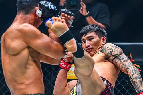 'Vua Muay Thái' đấm gục học trò của huyền thoại Buakaw