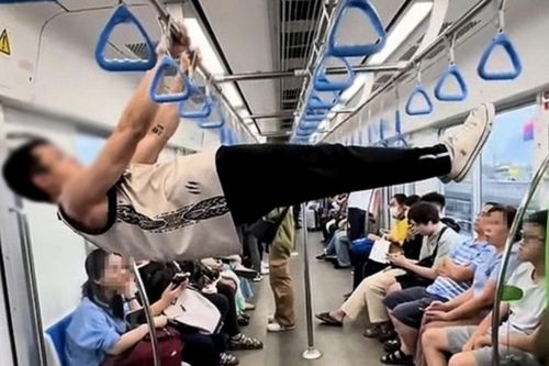 Đề nghị công an xử lý nam thanh niên hít xà đơn trên Metro số 1
