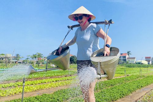 Du xuân làng du lịch tốt nhất thế giới, du khách hào hứng hóa thành nông dân