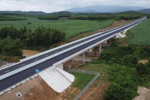 Quốc lộ 1 ách tắc, vì sao chưa thông cao tốc Vân Phong - Nha Trang trước Tết?