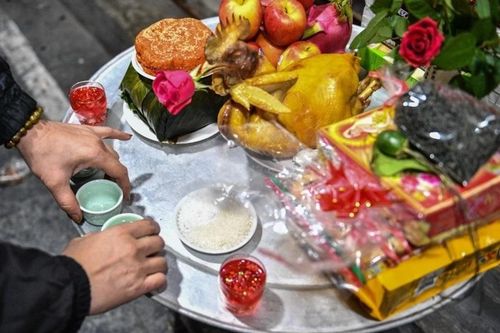 Gà cúng giao thừa dùng cho mâm lễ trong nhà hay ngoài trời?
