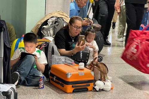 Khách nằm, ngồi vạ vật ở sân bay Tân Sơn Nhất vì bị delay