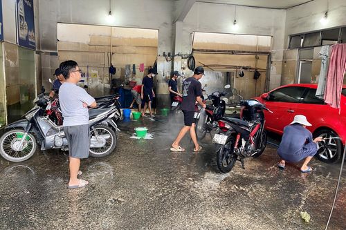 Tiệm rửa xe ở TP.HCM bỏ túi cả chục triệu đồng mỗi ngày giáp Tết