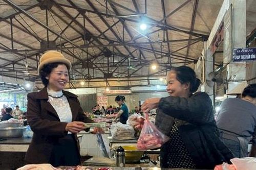 Kiểm soát chặt chẽ giết mổ gia cầm tại chợ ngày Tết