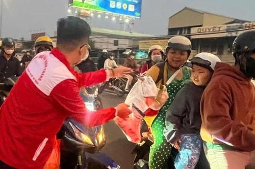 Hàng nghìn người dân được tặng nước uống trên hành trình về quê đón Tết