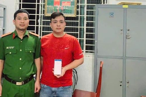 Anh thanh niên Đồng Nai trả lại 100 triệu đồng cho cô gái chuyển nhầm tiền từ Đà Nẵng
