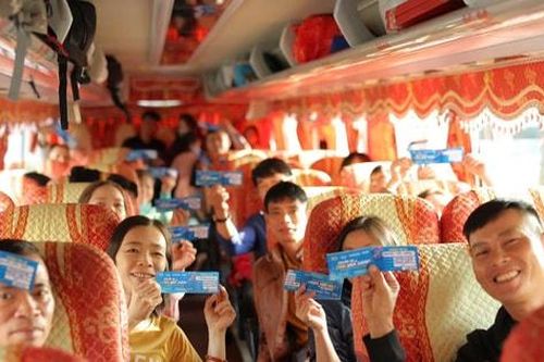 Rộn ràng những chuyến xe 0 đồng đưa người xa xứ về quê ăn Tết