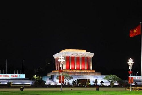 Hà Nội lung linh ánh đèn trang trí chào đón năm mới Ất Tỵ 2025