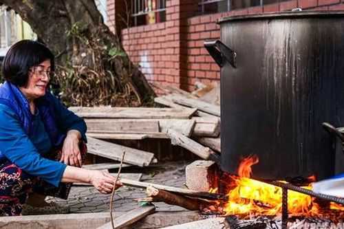 Người Hà Nội bắc bếp củi luộc bánh chưng trên hè phố