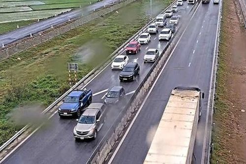 Nhiều tài xế chưa làm tài khoản VETC, cao tốc Diễn Châu - Bãi Vọt ùn tắc cục bộ