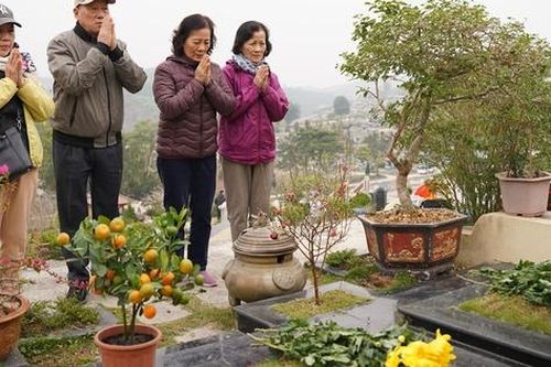 Người dân 'đội mưa rét' đi tảo mộ, mời tổ tiên về đón Tết Nguyên đán