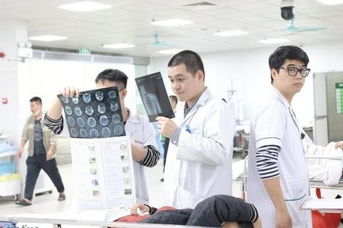 Chỉ trong 5 ngày cận Tết, bác sĩ Việt Đức cấp cứu gần 420 ca tai nạn giao thông, sinh hoạt, pháo nổ