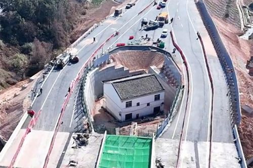Hối hận vì chê tiền đền bù, để nhà lọt thỏm giữa cao tốc ở Trung Quốc