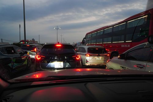 Lái xe về quê đón Tết - chạy trung bình 30 km/h trên cao tốc 100 km/h