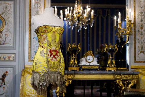 Lần đầu haute couture được trưng bày ở bảo tàng Louvre