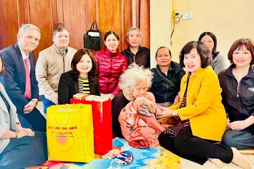Hà Nội mang Tết ấm đến với người yếu thế