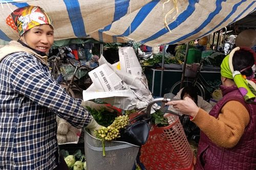 Gác lại lo toan, hòa mình vào phiên chợ quê ngày áp Tết