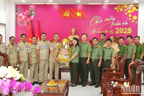Đoàn Ty Công an tỉnh Prey Veng chúc Tết Công an tỉnh Đồng Tháp