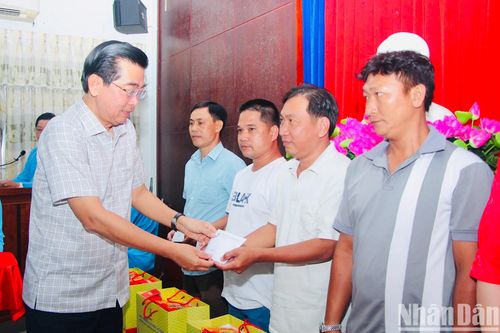 Nhiều gia đình chính sách và người lao động ở Bạc Liêu được tặng quà Tết