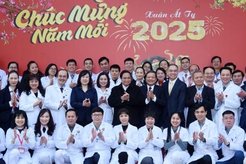 Thủ tướng Phạm Minh Chính thăm, động viên đội ngũ y bác sĩ, nhân viên y tế Bệnh viện Phổi Trung ương đang ứng trực Tết