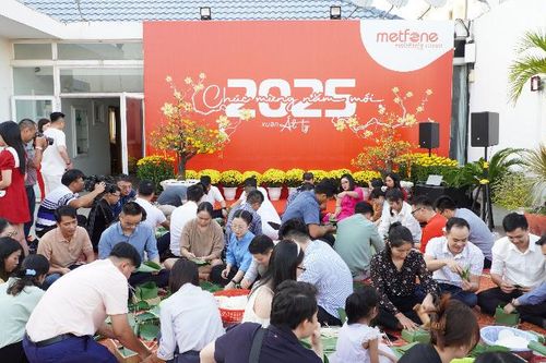 Doanh nghiệp Việt Nam tại Campuchia tổ chức gói bánh chưng mừng Xuân Ất Tỵ 2025