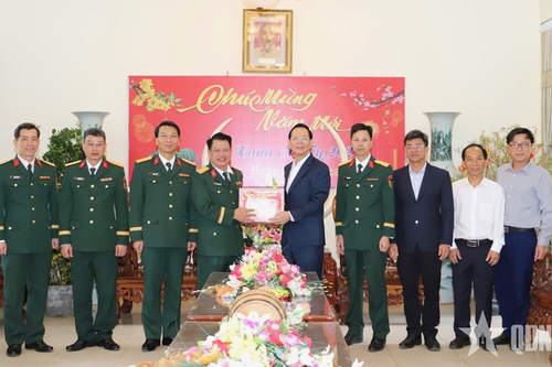 Đoàn công tác của Tỉnh ủy Đắk Nông chúc Tết cán bộ, chiến sĩ Bộ CHQS tỉnh