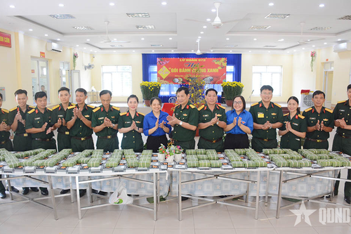Lữ đoàn 972 (Cục Vận tải) thi gói bánh chưng xanh